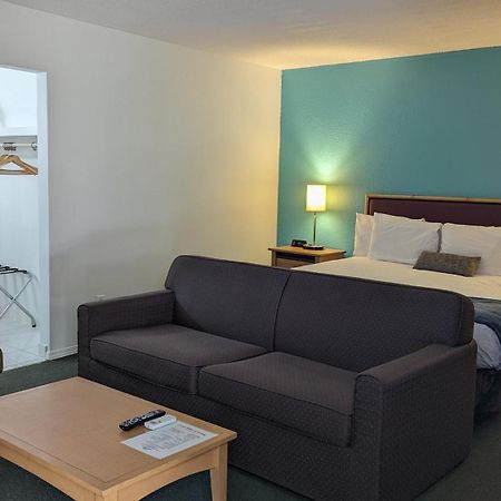 Howard Johnson By Wyndham Downtown Камлупс Екстериор снимка