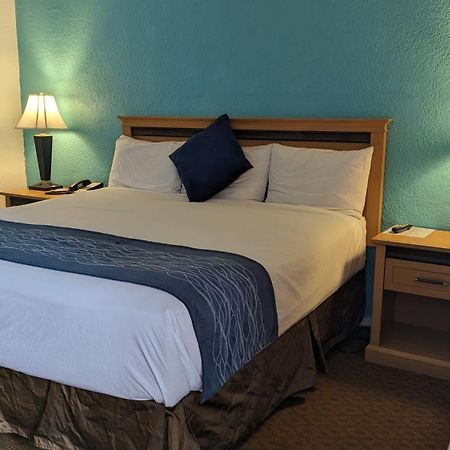 Howard Johnson By Wyndham Downtown Камлупс Екстериор снимка