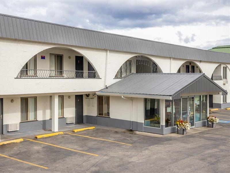 Howard Johnson By Wyndham Downtown Камлупс Екстериор снимка