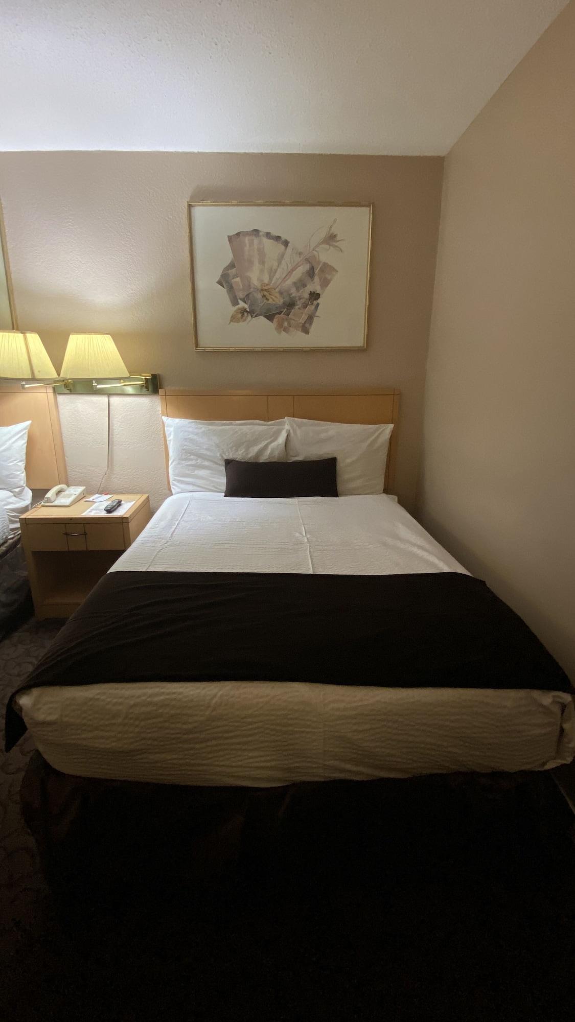 Howard Johnson By Wyndham Downtown Камлупс Екстериор снимка