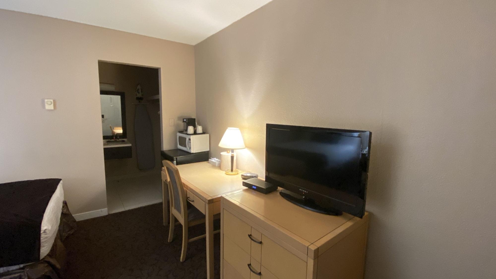 Howard Johnson By Wyndham Downtown Камлупс Екстериор снимка
