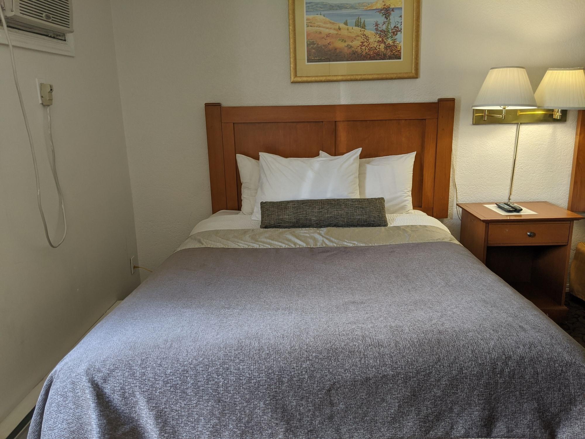 Howard Johnson By Wyndham Downtown Камлупс Екстериор снимка