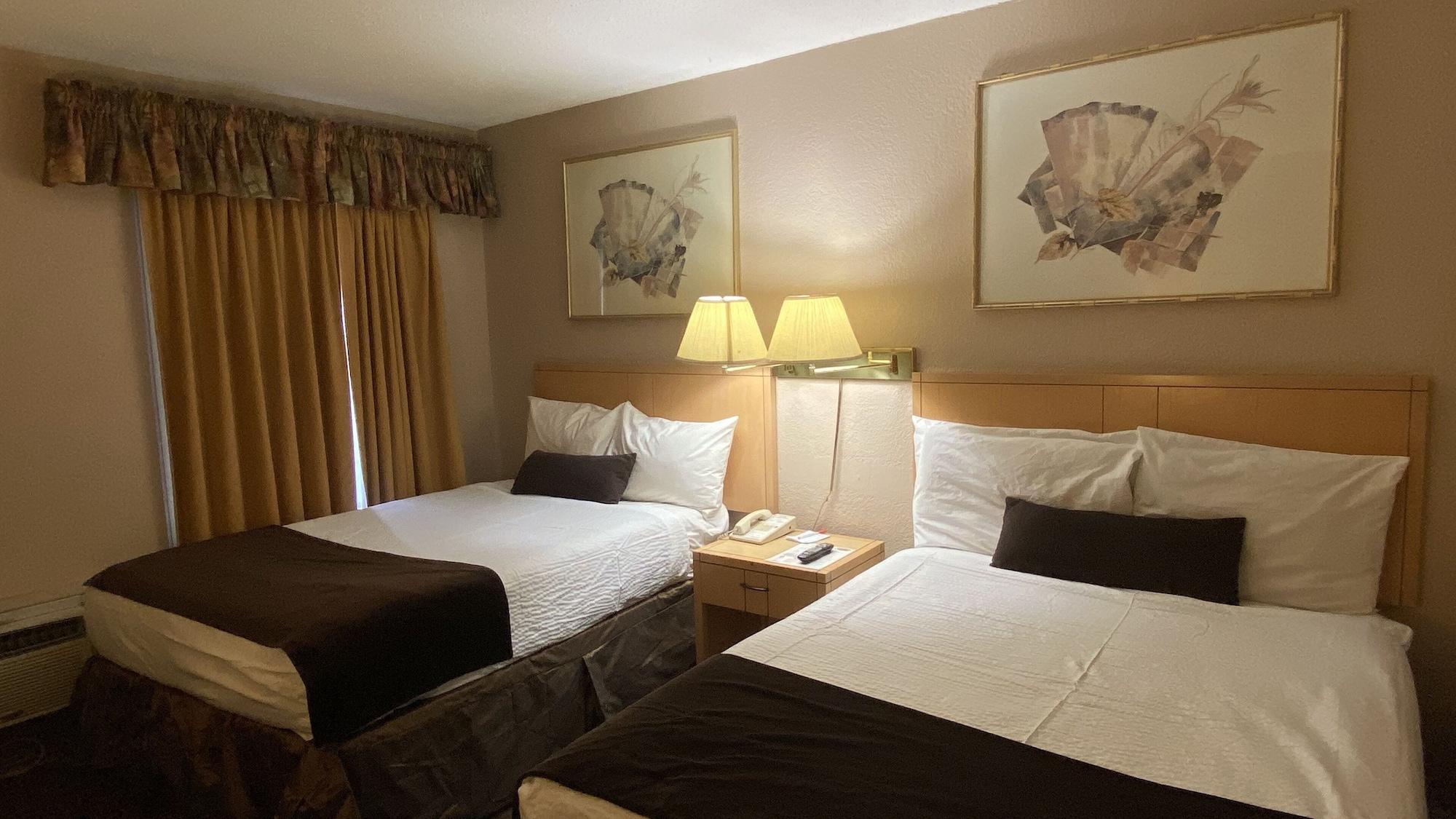 Howard Johnson By Wyndham Downtown Камлупс Екстериор снимка