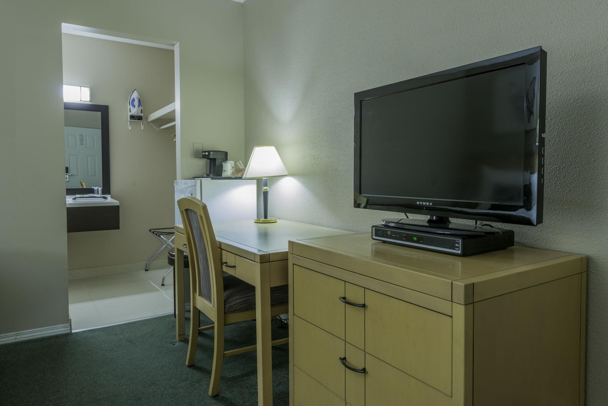 Howard Johnson By Wyndham Downtown Камлупс Екстериор снимка