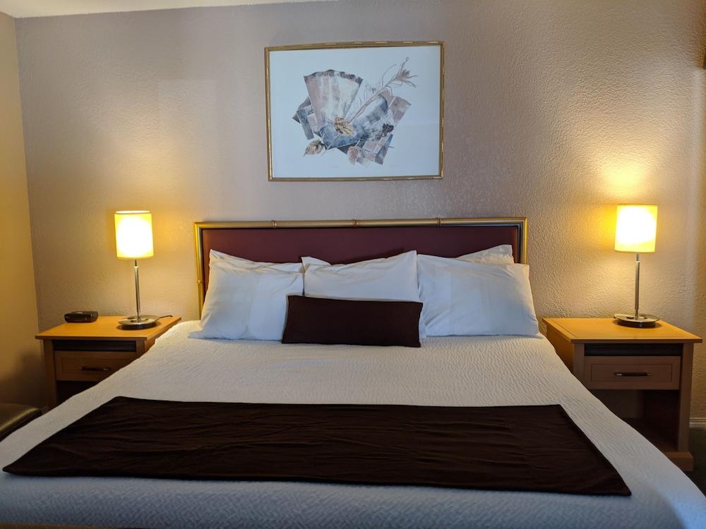 Howard Johnson By Wyndham Downtown Камлупс Екстериор снимка