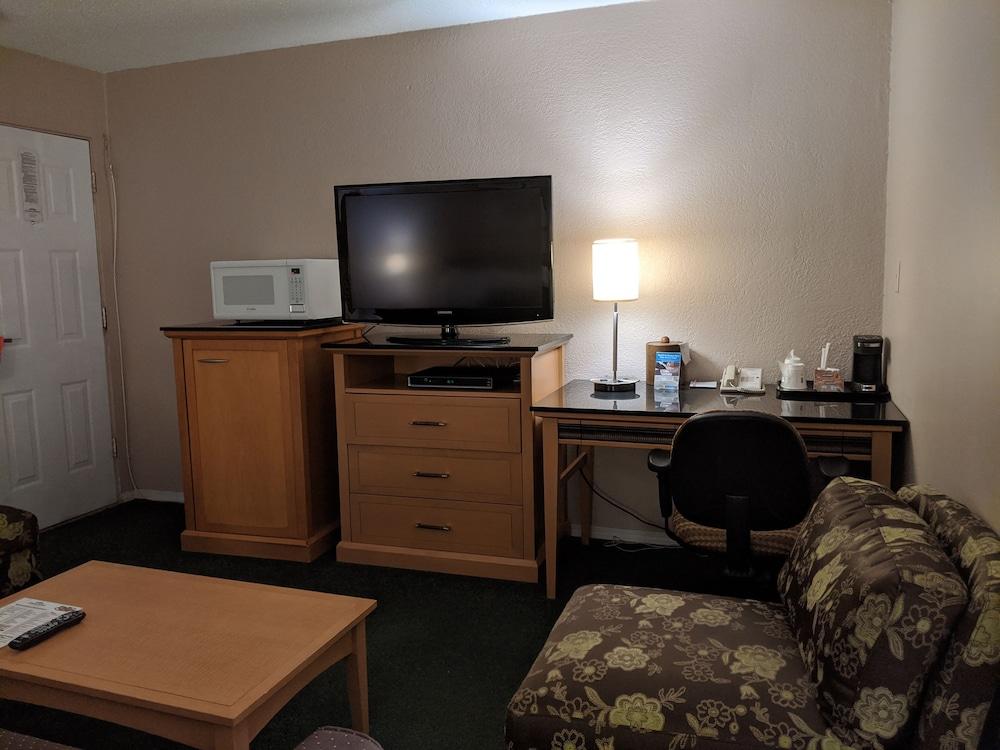 Howard Johnson By Wyndham Downtown Камлупс Екстериор снимка