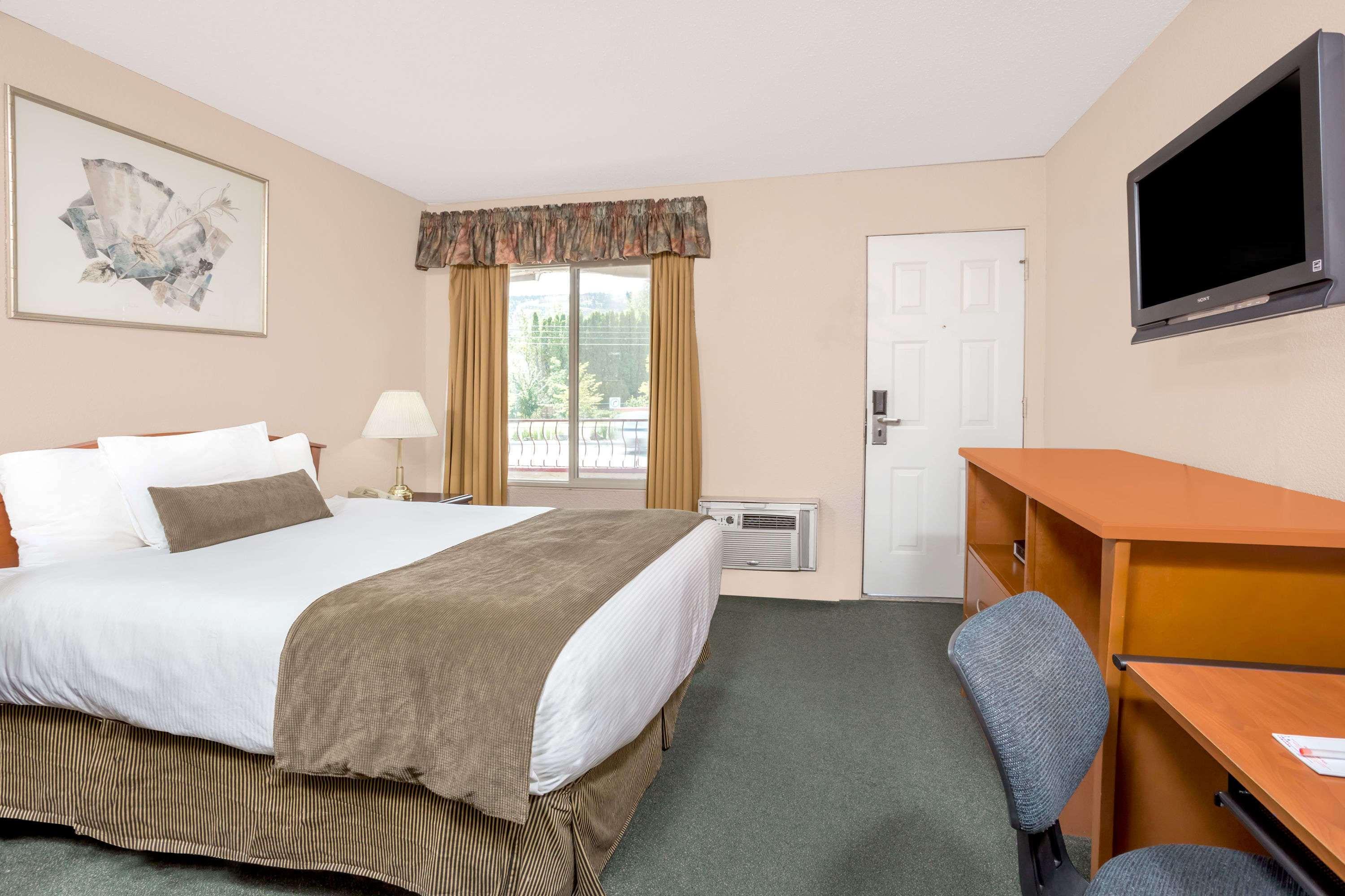 Howard Johnson By Wyndham Downtown Камлупс Екстериор снимка