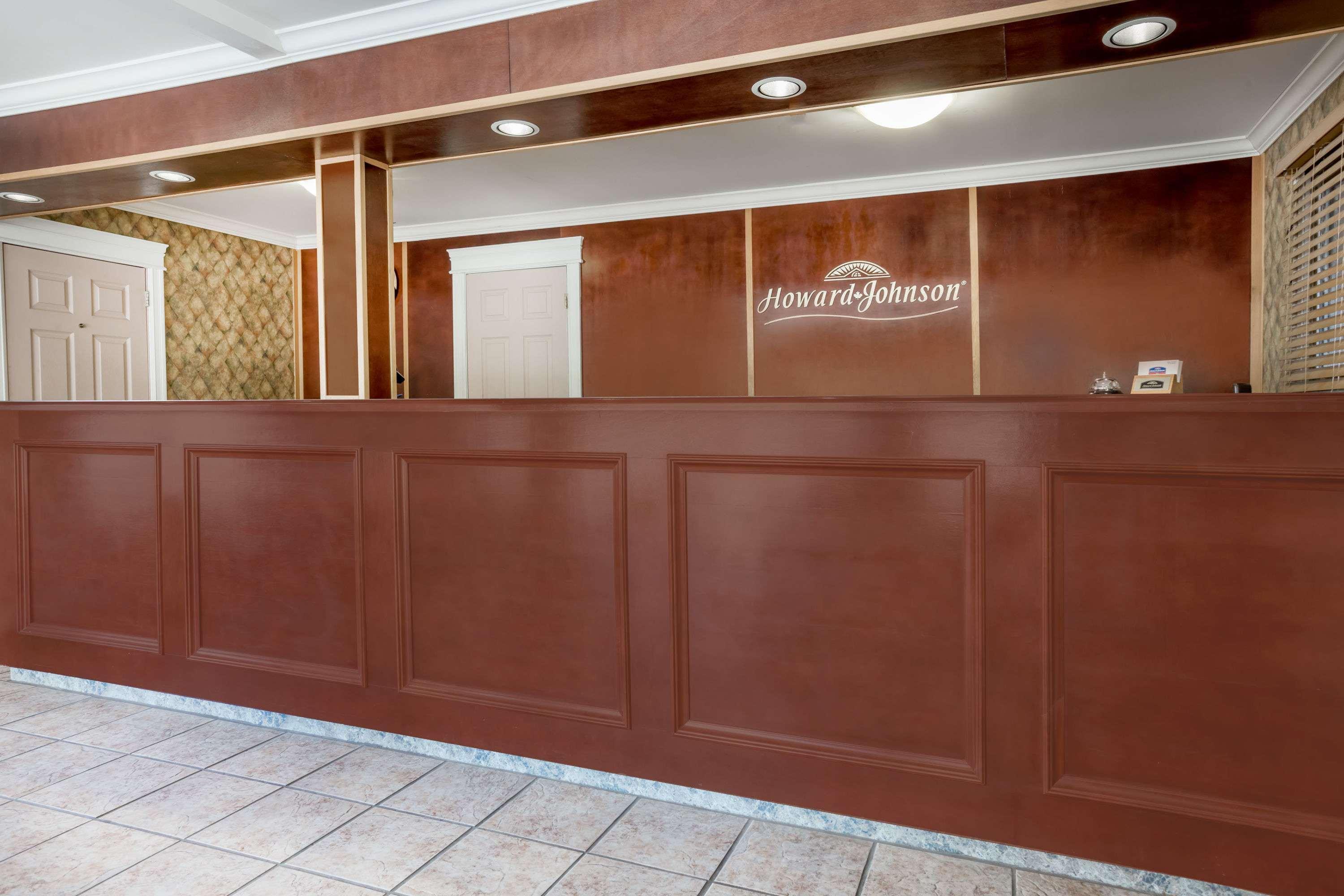 Howard Johnson By Wyndham Downtown Камлупс Екстериор снимка
