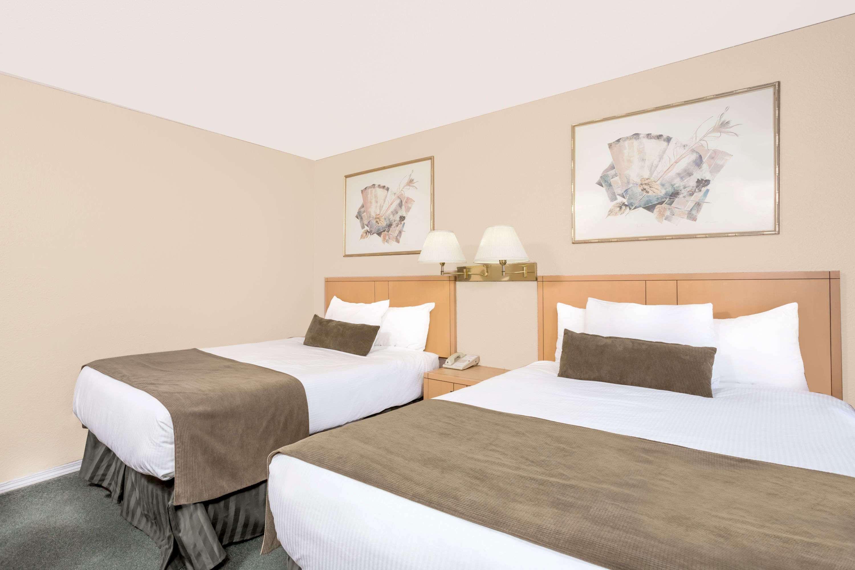 Howard Johnson By Wyndham Downtown Камлупс Екстериор снимка