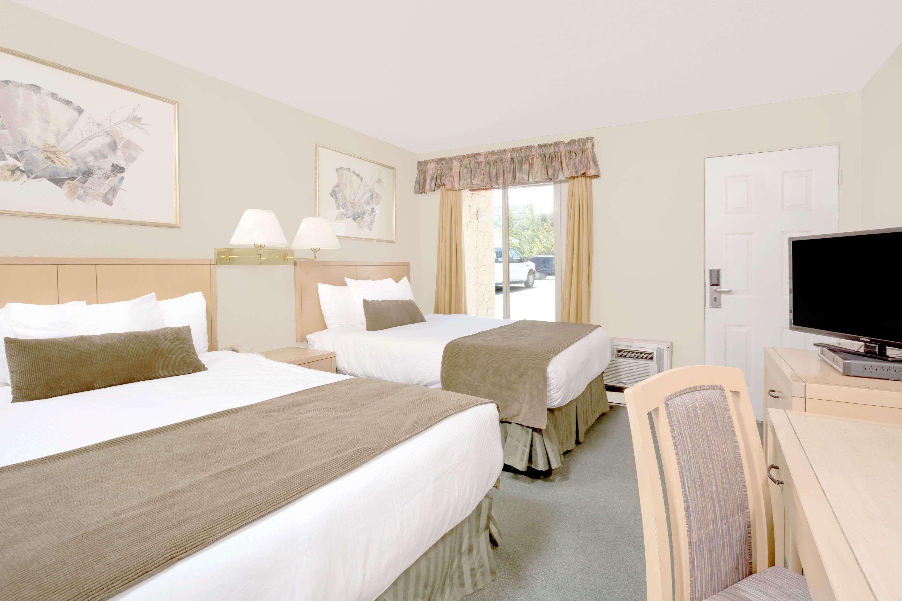 Howard Johnson By Wyndham Downtown Камлупс Екстериор снимка