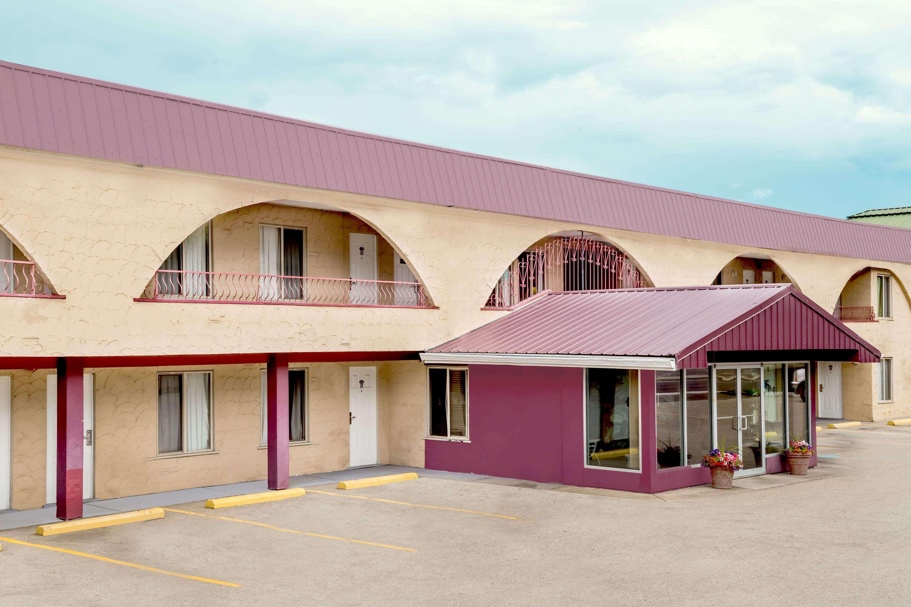 Howard Johnson By Wyndham Downtown Камлупс Екстериор снимка