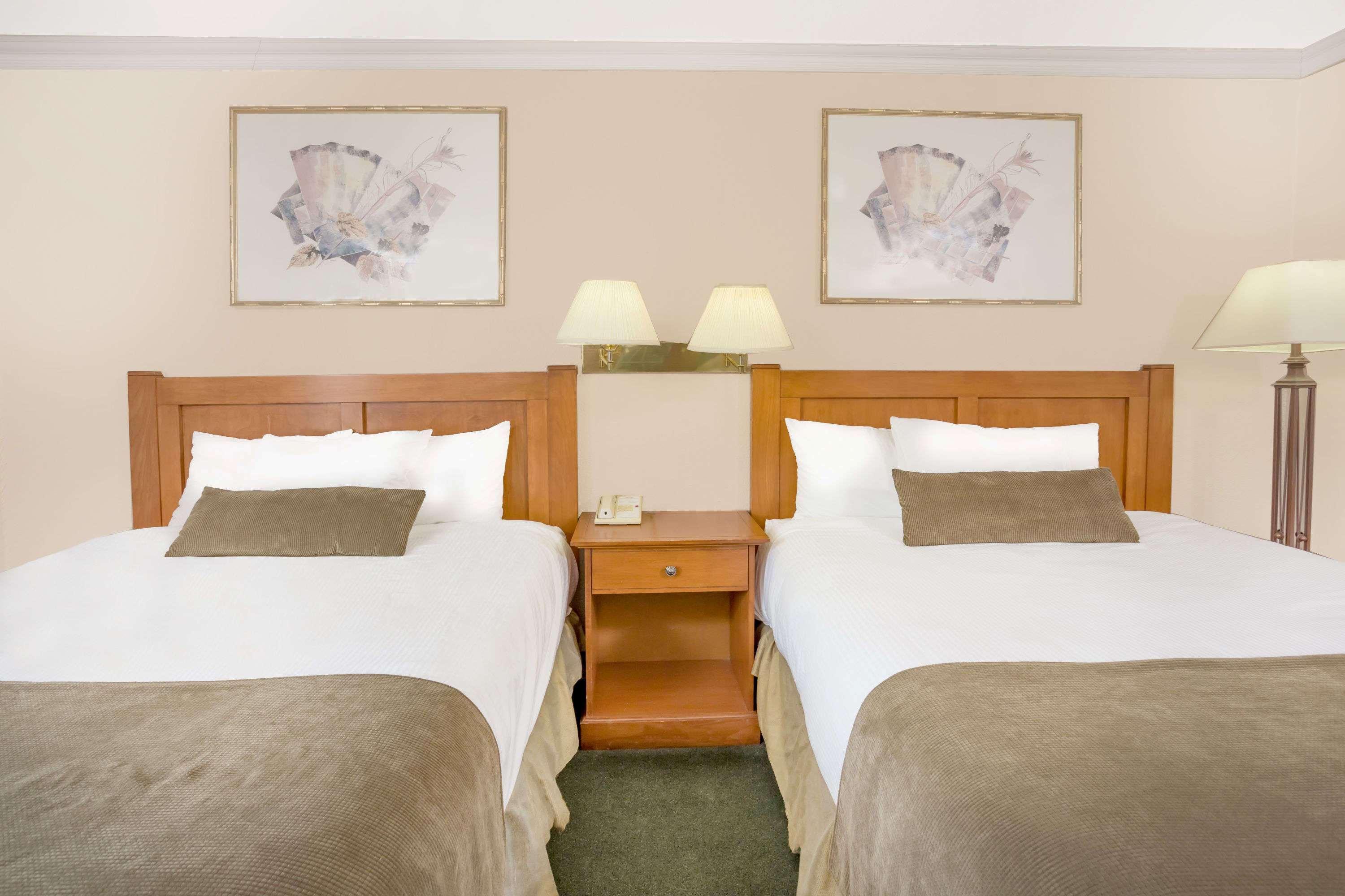 Howard Johnson By Wyndham Downtown Камлупс Екстериор снимка