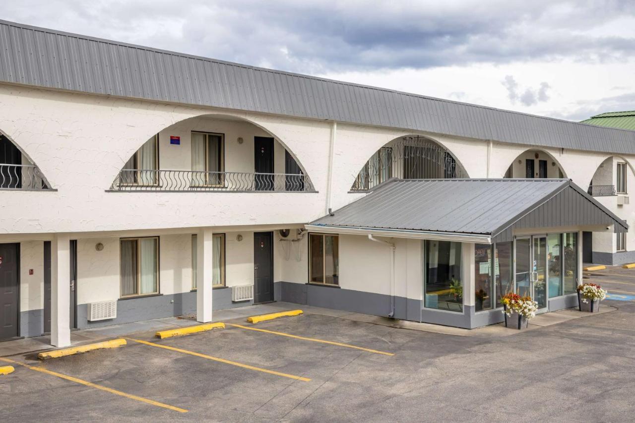 Howard Johnson By Wyndham Downtown Камлупс Екстериор снимка