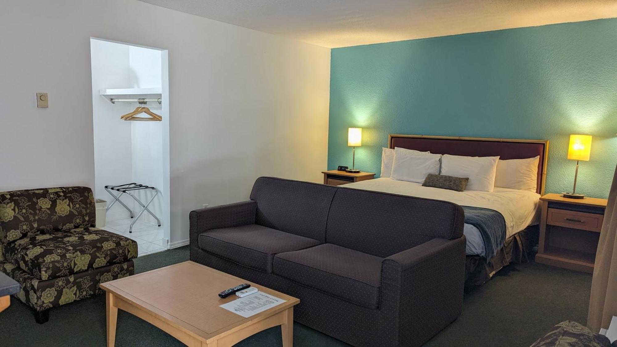 Howard Johnson By Wyndham Downtown Камлупс Екстериор снимка