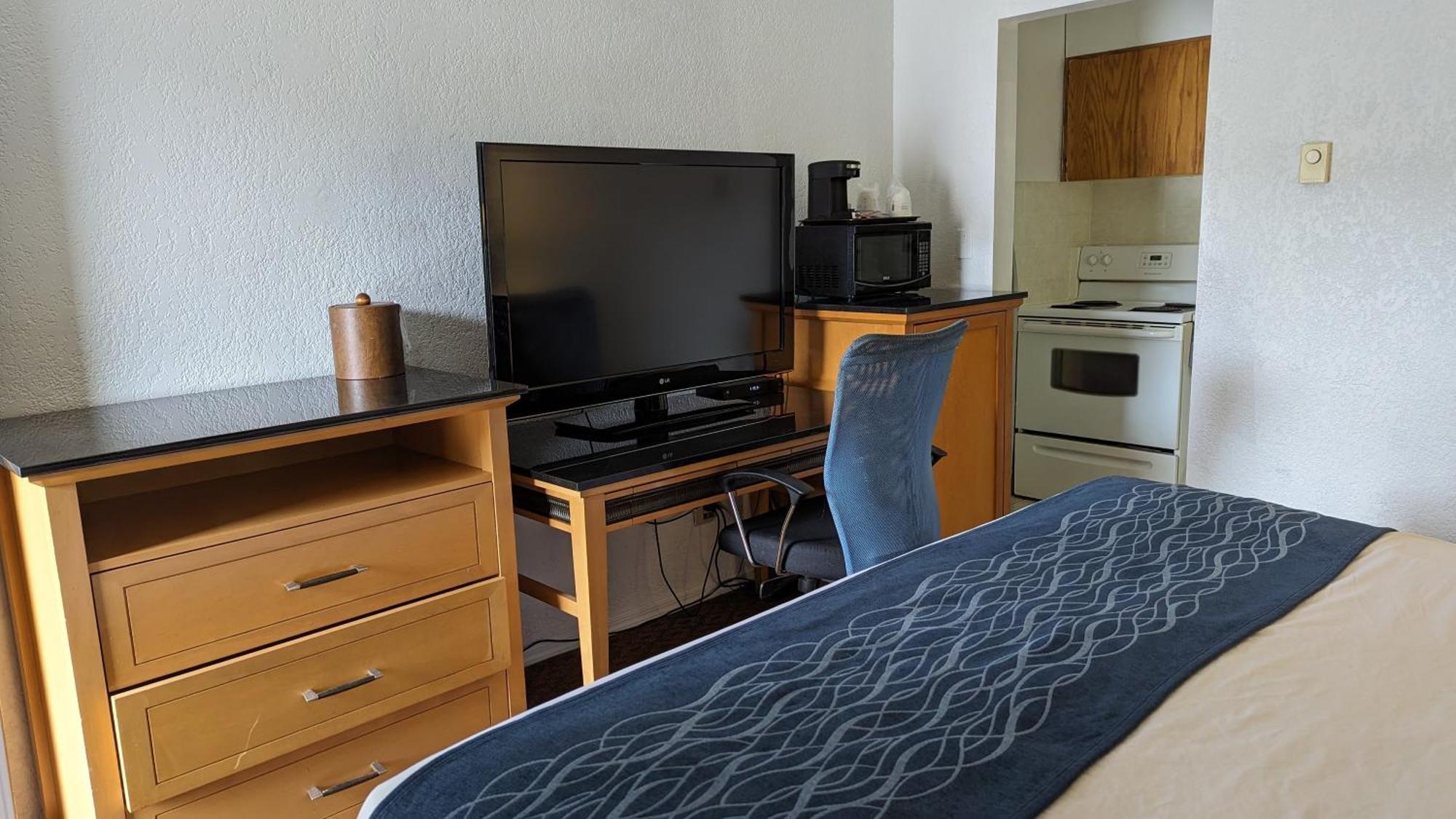 Howard Johnson By Wyndham Downtown Камлупс Екстериор снимка