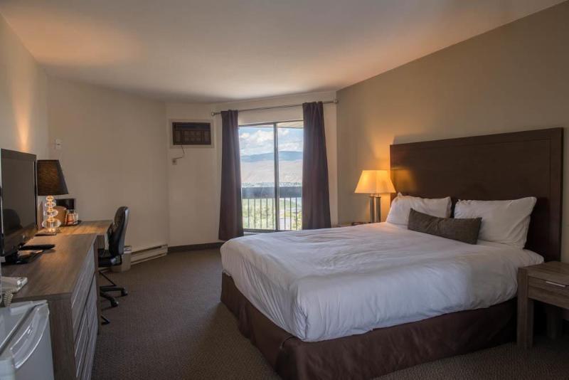 Howard Johnson By Wyndham Downtown Камлупс Екстериор снимка