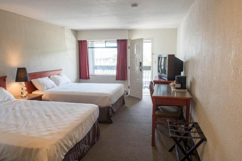 Howard Johnson By Wyndham Downtown Камлупс Екстериор снимка