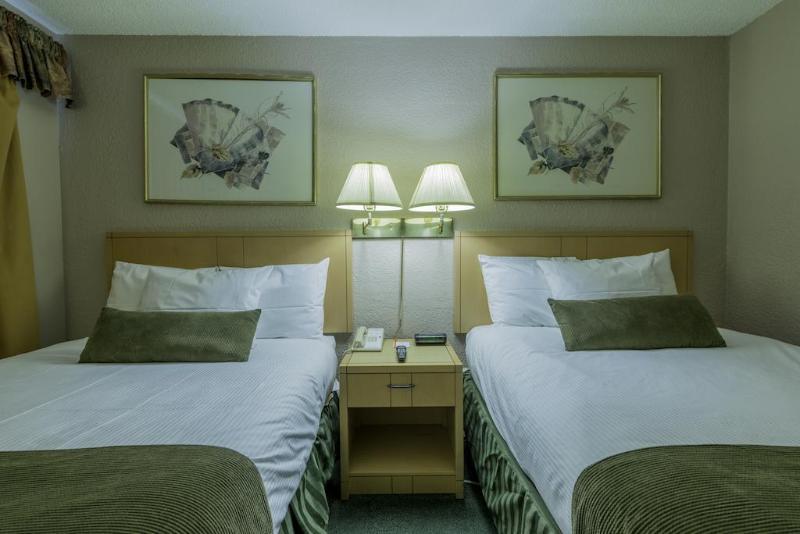 Howard Johnson By Wyndham Downtown Камлупс Екстериор снимка