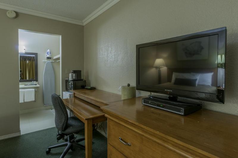 Howard Johnson By Wyndham Downtown Камлупс Екстериор снимка