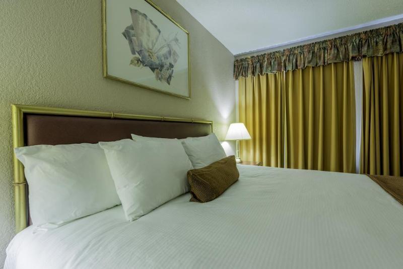 Howard Johnson By Wyndham Downtown Камлупс Екстериор снимка