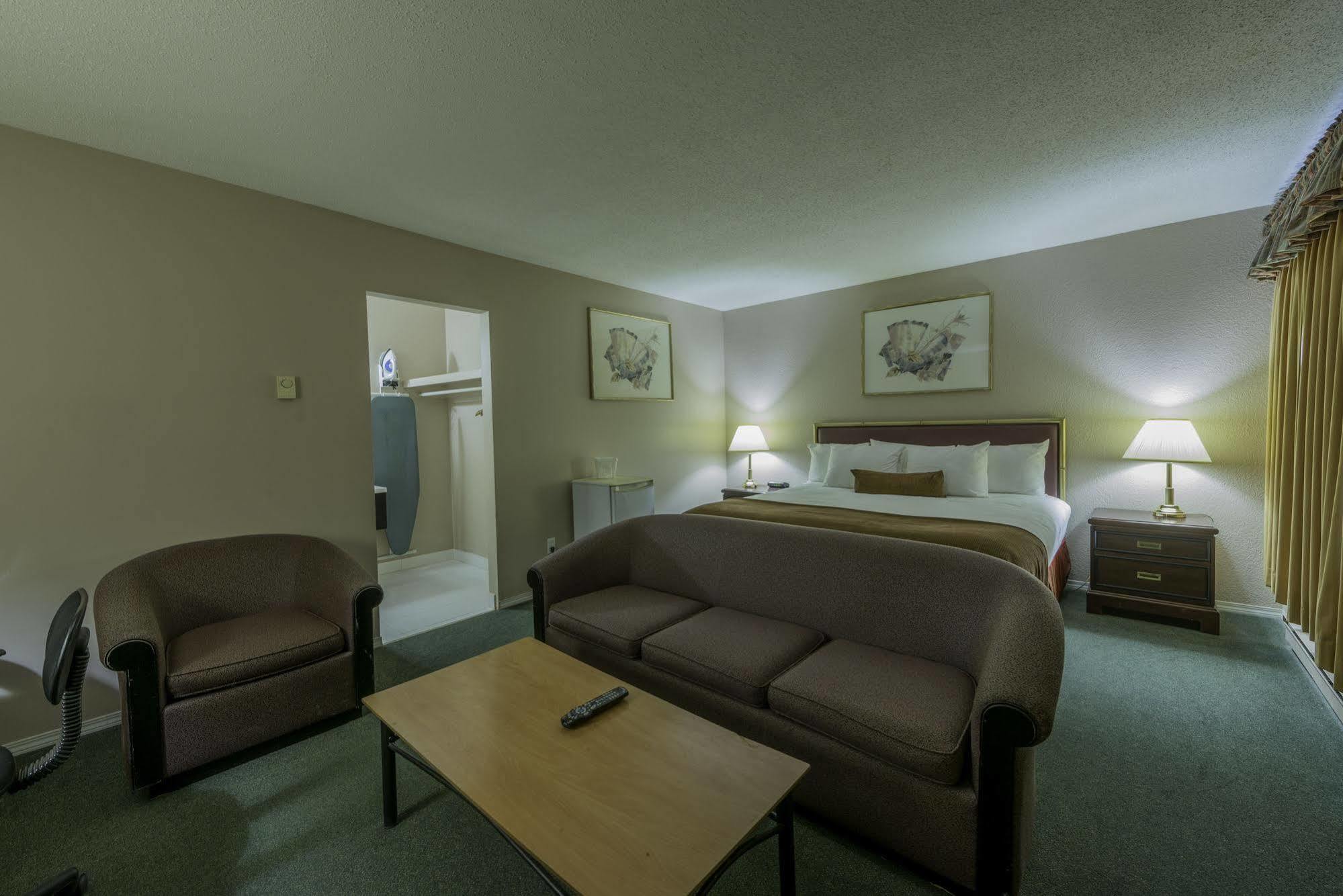Howard Johnson By Wyndham Downtown Камлупс Екстериор снимка