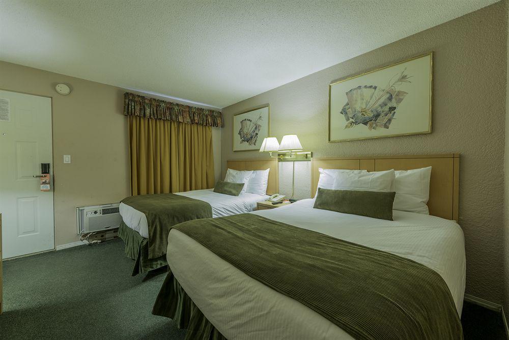 Howard Johnson By Wyndham Downtown Камлупс Екстериор снимка