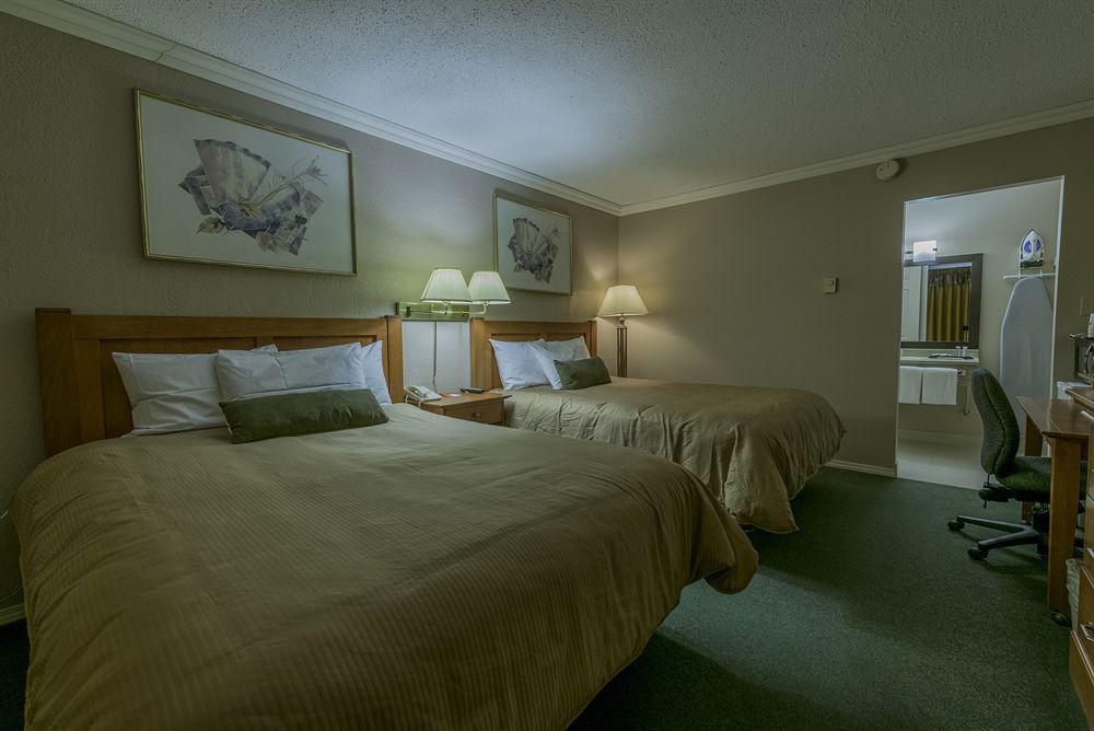 Howard Johnson By Wyndham Downtown Камлупс Екстериор снимка