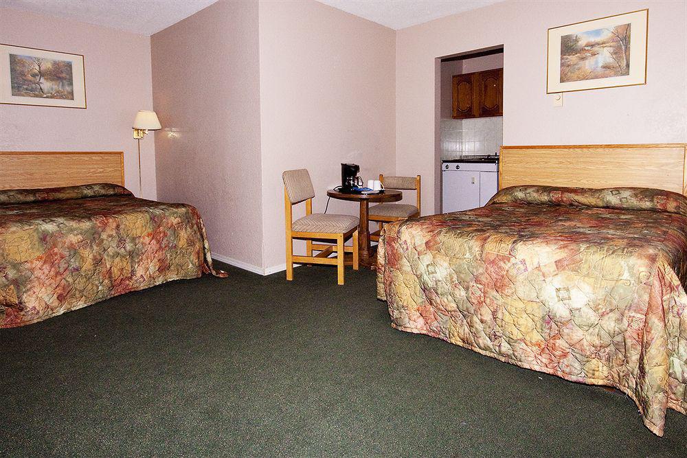 Howard Johnson By Wyndham Downtown Камлупс Екстериор снимка