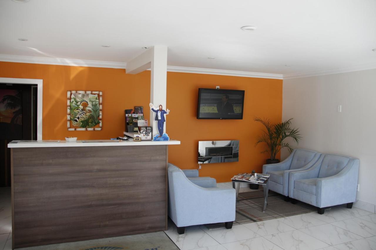 Howard Johnson By Wyndham Downtown Камлупс Екстериор снимка