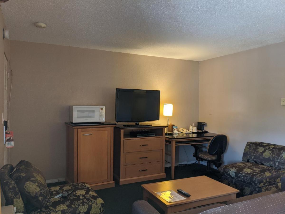 Howard Johnson By Wyndham Downtown Камлупс Екстериор снимка