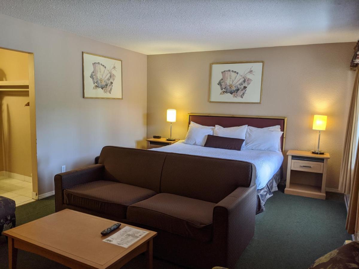 Howard Johnson By Wyndham Downtown Камлупс Екстериор снимка